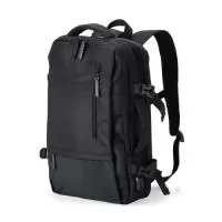 Mochila de nylon 20 litros com quatro compartimentos, sendo o principal com bolso para notebook 15,6 e tablet 12,4. Com divisórias internas para acessórios e porta chave, a mochila possui adaptador USB externo, alça para encaixe em malas de viagem, alças de compensação, duas alças de mãos, área costada com revestimento espumado e alças para as costas com faixas refletivas e revestimento espumado.