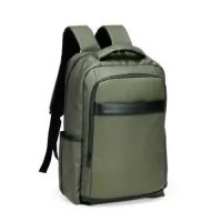 Mochila confeccionada em couro sintético impermeável, com fechamento em zíper e capacidade de até 26 litros. Conta com divisória interna para notebooks de até 15,6 polegadas e entrada para cabo USB. Possui cinco compartimentos externos, sendo um bolso frontal, outro com divisórias internas, dois bolsos laterais abertos e bolso antifurto traseiro. Dispõe ainda de alça de mão, duas alças para as costas com engate para malas de viagem e costas acolchoadas em tecido respirável. Acompanha placa metálica para personalização.