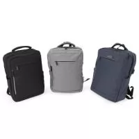 Mochila de nylon 20 litros com três compartimentos, sendo o principal com bolso para notebook 15,6. Com bolsos laterais e faixa frontal refletiva, a mochila possui adaptador USB externo, alça para encaixe em malas de viagem, duas alças de mãos e alças para as costas com revestimento espumado. Acompanha plaquinha metálica.