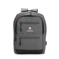 Mochila em tecido Oxford impermeável com detalhes em couro sintético e capacidade máxima de 18 litros. Possui quatro bolsos pequenos e divisória acolchoada para notebook de até 15,6 polegadas no compartimento principal. Apresenta compartimento frontal e dois bolsos em tamanhos diferentes com faixas refletivas na região dos zíperes, além de um bolso e um adaptador USB posicionados em laterais opostas. dispõe de alça superior de mão e duas alças de ombro, estas com revestimento em tecido respirável. Obs.: A posição do adaptador USB pode variar conforme o lote do produto.