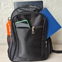 Mochila de nylon 30 litros com Cinco compartimentos, sendo o principal com bolso para notebook 15,6. A mochila possui bolsos laterais em malha dupla, duas alças de mãos e área costada com revestimento espumado, Bolso na costa e Alça para encaixe na mala Altura :  46 cm Largura :  32 cm Profundidade :  23,5 cm