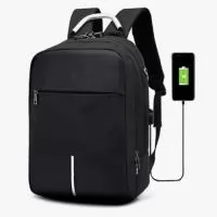 Mochila para notebook em tecido poliéster. Parte externa: Fechamento por cadeado com senha; Alça de mão em metal; Alça de ombro acolchoada; 2 bolsos frontais; 2 bolsos laterais; Mini bolso na alça de ombro; Conector USB na lateral; Saída para fones de ouvido na lateral. Parte interna: Compartimento para notebook de 30x27cm, Tamanho total do Notebook - 15,6"