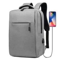 Mochila p/ Notebook em tecido poliéster. Parte externa: 2 Bolsos frontais com ziper; 1 Bolso lateral; Alça de mão e ombro acolchoadas, engate para mala de viagem Conector USB externo na lateral. Parte interna: Compartimento acolchoado p/ notebook de 39x27cm; Tamanho total do Notebook - 15,6¨ 2 Porta Objetos; 2 Porta Canetas.