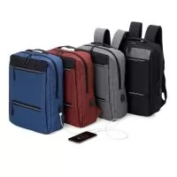  Mochila confeccionada em nylon resistente à água com capacidade máxima de 20 litros. Conta com três compartimentos, sendo o principal com divisórias para notebooks de até 15,6 polegadas e bolsos internos em diferentes tamanhos e os outros dois em tamanhos diferentes, localizadas na parte frontal. Conta ainda com bolso lateral e suporte USB externo.