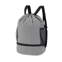Mochila saco confeccionada em poliéster 600D resistente à água. Possui compartimento externo com fechamento em zíper, dois bolsos laterais em malha com elástico e alças ajustáveis.