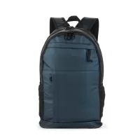 Mochila com capacidade máxima de 20 litros. Confeccionada em couro sintético impermeável com parte inferior em poliéster resistente à água e forro interno em poliéster 210D, possui quatro compartimentos em tamanhos diferentes, incluindo um com divisó
