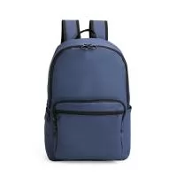 Mochila confeccionada em filme sintético tipo couro impermeável com fechamento em zíper e capacidade de até 23 litros. Apresenta compartimento interno com divisória para notebooks de até 15,3 polegadas. Possui três compartimentos externos em tamanhos