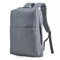 Mochila confeccionada em poliéster com compartimento para notebook até 15,6 polegadas. Contém uma divisória com bloqueador RFID e alça para encaixe em malas de viagem.