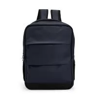 Mochila confeccionada em couro sintético com capacidade máxima de 20 litros. Possui compartimento principal com divisória em malha para notebooks de até 15,6 polegadas. Conta ainda com três compartimentos frontais em tamanhos diferentes, além de dois