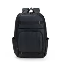 Mochila com capacidade máxima de 23 litros. Confeccionada em couro sintético com acabamento impermeável e poliéster 900D, possui estrutura interna acolchoada. Apresenta três compartimentos em tamanhos diferentes, incluindo um com divisória interna pa