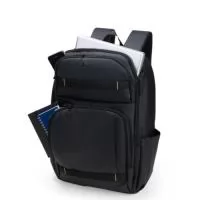 Mochila com capacidade máxima de 23 litros. Confeccionada em poliuretano (PU) impermeável, contém estrutura interna em espuma acolchoada. Possui três compartimentos em tamanhos diferentes, incluindo um com divisória interna para notebooks de até 15,6 polegadas e tira elástica com velcro para fixação, além de dois bolsos laterais em tela de malha com elástico. Dispõe de alça de mão, engate para malas e revestimento acolchoado em tecido mesh na região das costas e nas alças de ombro.