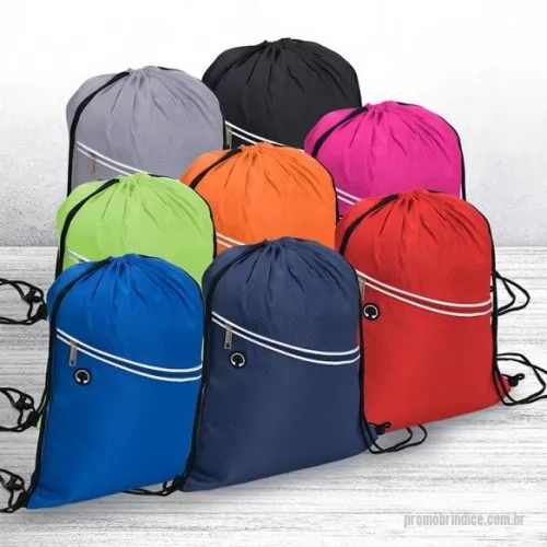 Mochila saco personalizada - Mochila saco impermeável em fibra de poliéster. Contém bolso diagonal na parte frontal , com alça de nylon