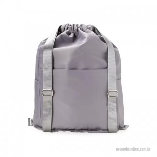 Mochila saco personalizada - Mochila saco em poliéster de impacto impermeável com três compartimentos, sendo o principal com bolso interno exclusivo para itens molhados. A mochila possui um compartimento antifurto, bolsos laterais e alças reguláveis.