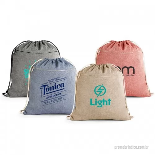 Mochila saco personalizada - Sacola tipo mochila em algodão reciclado (140 g/m²), com bolso frontal com fecho discreto e alças em algodão.