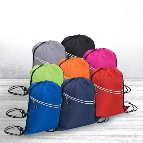 Mochila saco personalizada - Mochila saco em fibra de poliéster resistente à água com bolso frontal e entrada para fones de ouvido.  Material: Fibra de Poliéster Altura :  42,4 cm Largura :  35 cm Medidas aproximadas para gravação (CxL):  33 cm x 18 cm Peso aproximado (g):  81