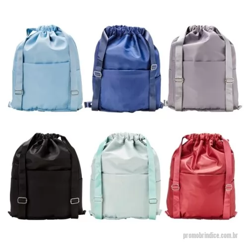 Mochila saco personalizada - Descrição: Mochila saco em poliéster de impacto impermeável com três compartimentos, sendo o principal com bolso interno exclusivo para itens molhados. A mochila possui um compartimento antifurto, bolsos laterais e alças reguláveis.  Altura :  38 cm  Largura :  27 cm  Profundidade :  19 cm