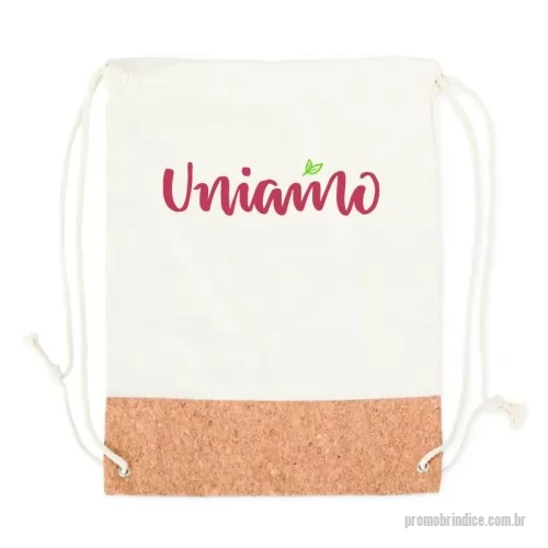 Mochila saco personalizada - Apresentamos a nossa mochila saco com alças em algodão, feita de lona e cortiça, perfeita para quem valoriza conforto e estilo. Seu design prático se adapta a diversas situações, tornando-a ideal para o dia a dia ou aventuras. Com materiais de qualidade, ela oferece durabilidade e um toque único. Uma escolha que complementa a rotina com sofisticação discreta e ecológica.