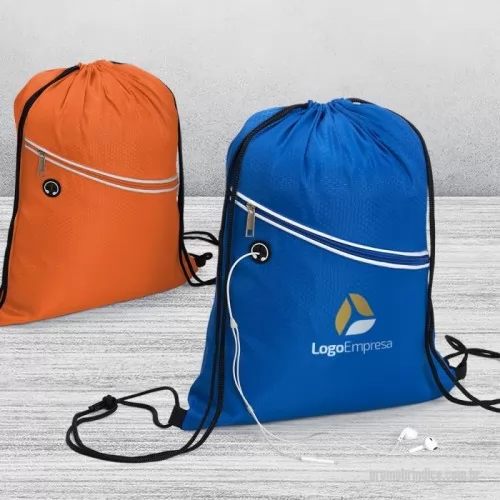 Mochila saco personalizada - Descrição: Mochila saco em fibra de poliéster resistente à água com bolso frontal e entrada para fones de ouvido.  Altura :  42,4 cm  Largura :  34 cm  Medidas aproximadas para gravação (CxL):  33 cm x 18 cm  Peso aproximado (g):  81