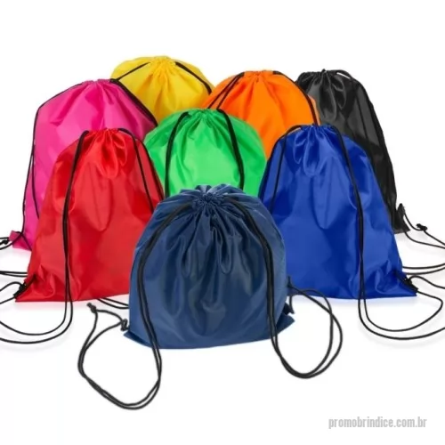 Mochila saco personalizada - Uma mochila saco multifuncional para acompanhar uma rotina ágil. Feita em poliéster impermeável e alças para as costas de cordões em nylon ajustáveis, ela é ideal para levar tudo o que for necessário para a prática de atividades ao ar livre, como caminhadas ou corridas, com a proteção adequada contra a água para tudo que estiver em seu interior. Seu design objetivo combina e se adapta com qualquer estilo sem muito esforço.