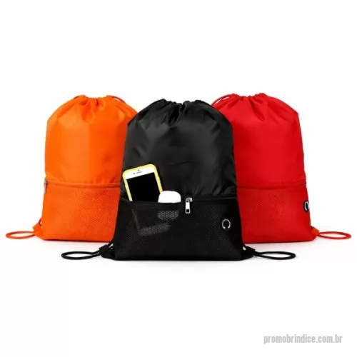 Mochila saco personalizada - Mochila saco confeccionada em poliéster 420D com bolso externo em malha com entrada para fones de ouvido e alças ajustáveis em nylon. Gravação da logomarca em 1 cor já inclusa.