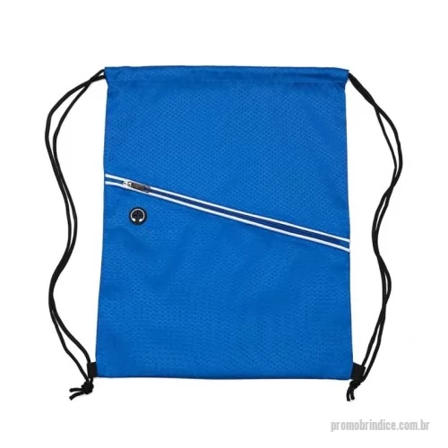 Mochila saco personalizada - Mochila saco em poliéster resistente à água com alças ajustáveis em nylon, bolso frontal com fechamento em zíper e entrada para fones de ouvido.