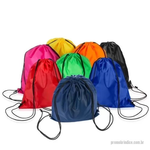 Mochila saco personalizada - Mochila saco multifuncional em poliéster resistente á respingos dágua. Possui cordões de nylon que servem tanto para fechamento quanto como alças de costas.