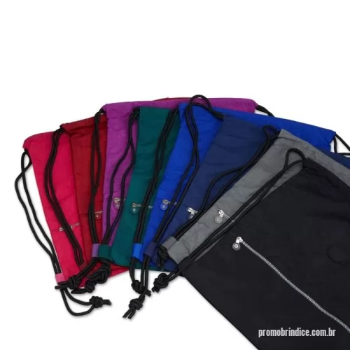 Mochila saco personalizada -  Mochila saco confeccionada em nylon impermeável e alças de nylon. Conta ainda com bolso frontal com fechamento em zíper e detalhe em plástico no puxador, além de uma placa emborrachada personalizável.