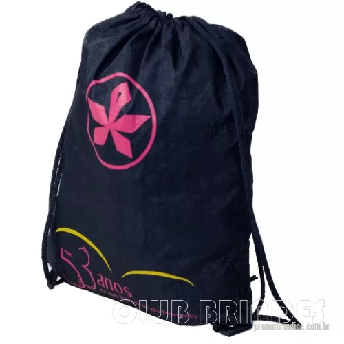 Mochila saco personalizada - Sacola mochila com alça dupla de ombro em cordão. Disponível em várias cores. Gravação da Logomarca em 1 Cor já inclusa.  Tamanho: 40 cm X 30 cm.  Revestimento Externo: Nylon.