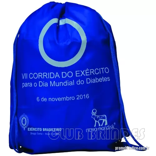 Mochila saco personalizada - Sacola mochila com alça dupla de ombro em cordão. Disponível em várias cores. Gravação da Logomarca em 1 Cor já inclusa.  Tamanho: 40 cm X 30 cm.  Revestimento Externo: Nylon.