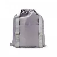 Mochila saco em poliéster de impacto impermeável com três compartimentos, sendo o principal com bolso interno exclusivo para itens molhados. A mochila possui um compartimento antifurto, bolsos laterais e alças reguláveis.