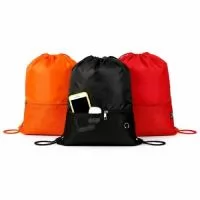 Mochila saco confeccionada em poliéster 420D com bolso externo em malha com entrada para fones de ouvido e alças ajustáveis em nylon. Gravação da logomarca em 1 cor já inclusa.