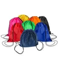 Mochila saco multifuncional em poliéster resistente á respingos dágua. Possui cordões de nylon que servem tanto para fechamento quanto como alças de costas.