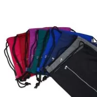  Mochila saco confeccionada em nylon impermeável e alças de nylon. Conta ainda com bolso frontal com fechamento em zíper e detalhe em plástico no puxador, além de uma placa emborrachada personalizável.