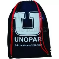 Sacola mochila com alça dupla de ombro em cordão. Disponível em várias cores. Gravação da Logomarca em 1 Cor já inclusa.  Tamanho: 40 cm X 30 cm.  Revestimento Externo: Nylon.