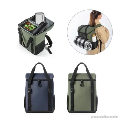 Mochila térmica personalizada - Mochila térmica almofadada em 600D ripstop em poliéster reciclado (100% rPET). É composta por 2 correias frontais que facilitam no transporte de objetos, 1 compartimento principal espaçoso com fecho duplo, 2 bolsos laterais em tela mesh para pequenos objetos e alças ajustáveis para assegurar um maior conforto no transporte. O interior forrado em PEVA garante um bom isolamento térmico permitindo a conservação do frio por mais tempo e a sua higienização. A robustez dos materiais que a compõe conferem-lhe uma grande resistência e durabilidade, pensado para as necessidades do dia a dia. Capacidade até 16 L. Certificação EU Food Grade. 280 x 400 x160 mm