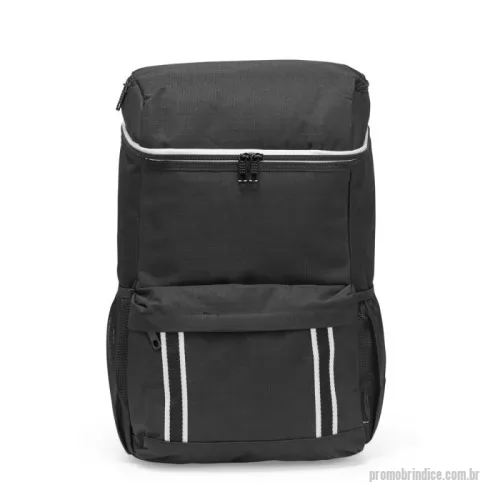 Mochila térmica personalizada - Feita em poliéster impermeável com revestimento interno em PEVA atóxico, que possui propriedades contra vazamentos, ela garante proteção completa para um aproveitamento pleno de suas capacidades sem quaisquer tipo de preocupações. A mochila térmica ainda traz um bolso superior na parte externa que também apresenta revestimento em PEVA atóxico, com capacidade de aproximadamente 1,5 litros, ideal para carregar objetos menores como potes plástico com frios, por exemplo. Além disso, ela conta também com um bolso frontal que pode ser usado para carregar itens como talheres e guardanapos além de outros dois bolsos laterais em tela.