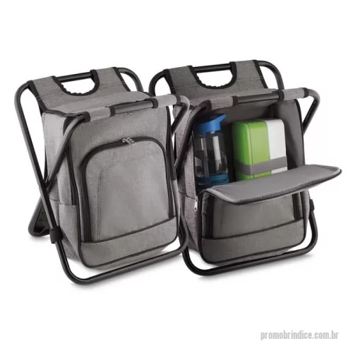 Mochila térmica personalizada - Mochila térmica que se transforma em apoio para assento/cadeira. Com capacidade 16 litros. Fabricada em tecido poliéster 600D, alça de costas regulável. Bolso frontal com zíper e parte interna soldade e ampla, que pode reter liquidos. Suporta até 115kgs.
