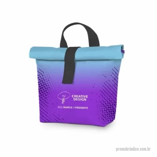 Mochila térmica personalizada - Mochila térmica fabricada em poliéster 600 resinado, com interior em pack metalizada para conservação da temperatura. Possui duas alças de ombro, alça de mão e bolso principal com fechamento dobrável e lingueta. Estrutura leve e prática para transporte de alimentos e bebidas em diferentes rotinas.