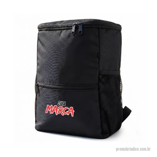 Mochila térmica personalizada - Mochila térmica com capacidade de 10,7 litros, desenvolvida para o transporte de alimentos e bebidas, mantendo a temperatura por algumas horas. Indicada para uso diário, praia, eventos, refeições fitness e entregas de comida. Possui alças ergonômicas, oferecendo conforto no transporte, e revestimento interno selado, que evita vazamentos. Conta com bolso frontal tipo envelope, bolso de segurança traseiro e dois bolsos laterais em tela, facilitando a organização. O zíper superior reforçado permite abertura ampla, facilitando o acesso ao conteúdo interno. O acabamento é resistente, com costuras reforçadas para maior durabilidade. O interior é fácil de limpar. Comporta duas garrafas de 2 litros ou até 18 latas, com espaço para gelo. Mantém o conteúdo frio ou quente por determinado período, desde que não sejam misturados itens quentes e frios simultaneamente. Modelo unissex, indicado para entregadores e mensageiros que usam motocicleta e não fazem uso de baús grandes. É a escolha ideal.
