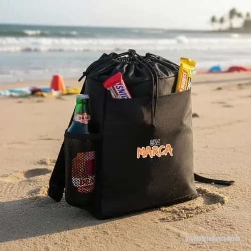 Mochila térmica personalizada - Sacochila Térmica Adventure: Sua Aliada para Aventuras Inesquecíveis! Cansado de mochilas volumosas que atrapalham seus planos? A Sacochila Térmica Adventure é a solução perfeita! Compacta, leve e com design moderno, ela te acompanha em qualquer lugar com praticidade e estilo. Sua jornada com mais sabor: espaço inteligente com compartimentos práticos, incluindo bolsos laterais com redinha elástica para pequenos acessórios, bolso frontal e divisórias internas. Bebidas geladas por horas: bolso interno com saco selado antivazamento e fechamento com zíper, ideal para manter o frescor o dia todo. Segurança e organização: zíper interno seguro para proteger pertences e cordão resistente para fechamento rápido. Conta ainda com bolso discreto acima do zíper para guardar itens pessoais com total privacidade. A Sacochila Térmica Adventure é perfeita para passeios ao ar livre, treinos, praia e uso diário. Garanta já a praticidade que você merece!