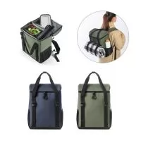 Mochila térmica almofadada em ripstop poliéster reciclado 600D. É composta por 2 correias frontais que facilitam no transporte de objetos, 1 compartimento principal espaçoso com fecho duplo, 2 bolsos laterais em tela mesh para pequenos objetos e alça