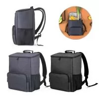 Mochila com isolamento térmico em Nylon 2Tone com interior forrado em PEVA para facilitar a higienização e conservação. Contém 1 compartimento principal, 1 bolso frontal com fecho e 1 bolso lateral em tela mesh. Possui um bolso com fecho principal du