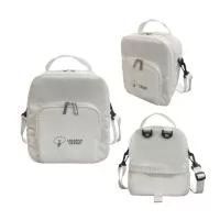 Mochila térmica com compartimento principal isolado para conservação da temperatura de alimentos e bebidas. Possui alças ajustáveis, alça de mão e carona traseira para fixação em haste de mochila de carrinho, facilitando o transporte diário.