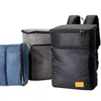 	Mochila térmica confeccionada em poliéster catiônico 300D resistente à água e capacidade máxima para até 18 litros. Possui revestimento térmico antivazamento em PEVA atóxico no compartimento principal, além de um bolso frontal com fechamento em zíper, dois bolsos laterais em espuma com elástico, duas alças para as costas e uma alça de mão em nylon. Acompanha plaquinha em couro sintético fixada com velcro.