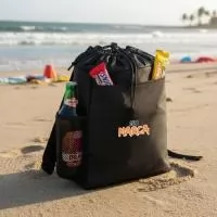 Sacochila Térmica Adventure: Sua Aliada para Aventuras Inesquecíveis! Cansado de mochilas volumosas que atrapalham seus planos? A Sacochila Térmica Adventure é a solução perfeita! Compacta, leve e com design moderno, ela te acompanha em qualquer lugar com praticidade e estilo. Sua jornada com mais sabor: espaço inteligente com compartimentos práticos, incluindo bolsos laterais com redinha elástica para pequenos acessórios, bolso frontal e divisórias internas. Bebidas geladas por horas: bolso interno com saco selado antivazamento e fechamento com zíper, ideal para manter o frescor o dia todo. Segurança e organização: zíper interno seguro para proteger pertences e cordão resistente para fechamento rápido. Conta ainda com bolso discreto acima do zíper para guardar itens pessoais com total privacidade. A Sacochila Térmica Adventure é perfeita para passeios ao ar livre, treinos, praia e uso diário. Garanta já a praticidade que você merece!