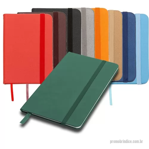 Moleskine personalizado -  Mini Caderneta tipo moleskine, produzida em material sintético brilhante com marcador de página em cetim e fita elástica para fechar. 80 folhas amareladas sem pauta.  7,4 cm x  10,5 cm