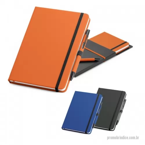 Moleskine personalizado - Kit de caderno A5 e esferográfica em c. sintético com 80 folhas não pautadas, fita separadora e elástico. Esferográfica de escrita azul. Fornecido com caixa presente em PP com elástico. Esferográfica: ø10 x 137 mm | Bloco: 140 x 210 mm | Caixa: 155 x 214 x 13 mm