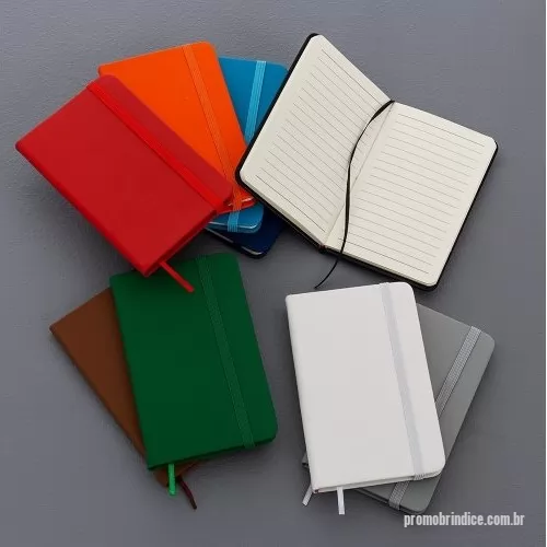 Moleskine personalizado - Caderneta tipo moleskine emborrachado com marcador de página em cetim e fita elástica para fechar. Contém aproximadamente 80 folhas amareladas com pauta.