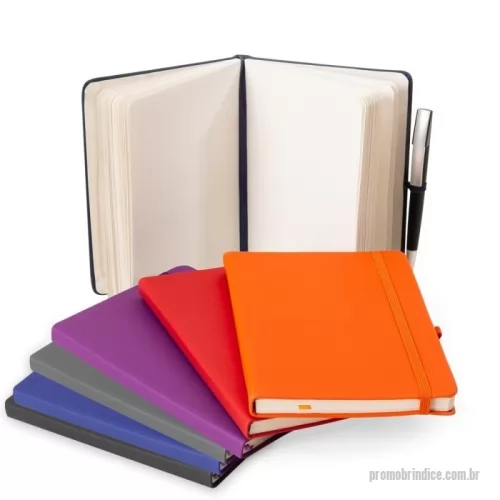 Moleskine personalizado - Caderneta Emborrachada com Porta Caneta  Descrição: Caderneta emborrachada com porta caneta em nylon, marcador de página em cetim e fita elástica para lacre. Contém aproximadamente 80 folhas pardas sem pauta. OBS.: PEDIDOS MÚLTIPLOS DE 5 PEÇAS!  Altura :  17,7 cm  Largura :  13,3 cm  Espessura :  1,9 cm  Medidas aproximadas para gravação (CxL):  17,3 cm x 12,3 cm  Peso aproximado (g):  212