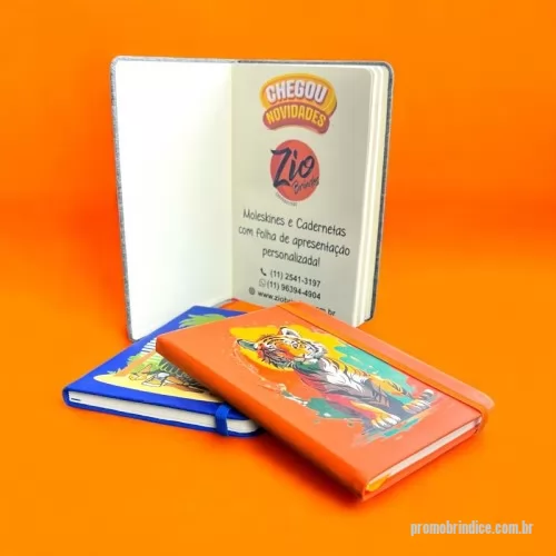 Moleskine personalizado - Moleskine 144295 -  Caderneta emborrachada com porta caneta em nylon, marcador de página em cetim e fita elástica para lacre. Contém aproximadamente 80 folhas pardas sem pauta. 